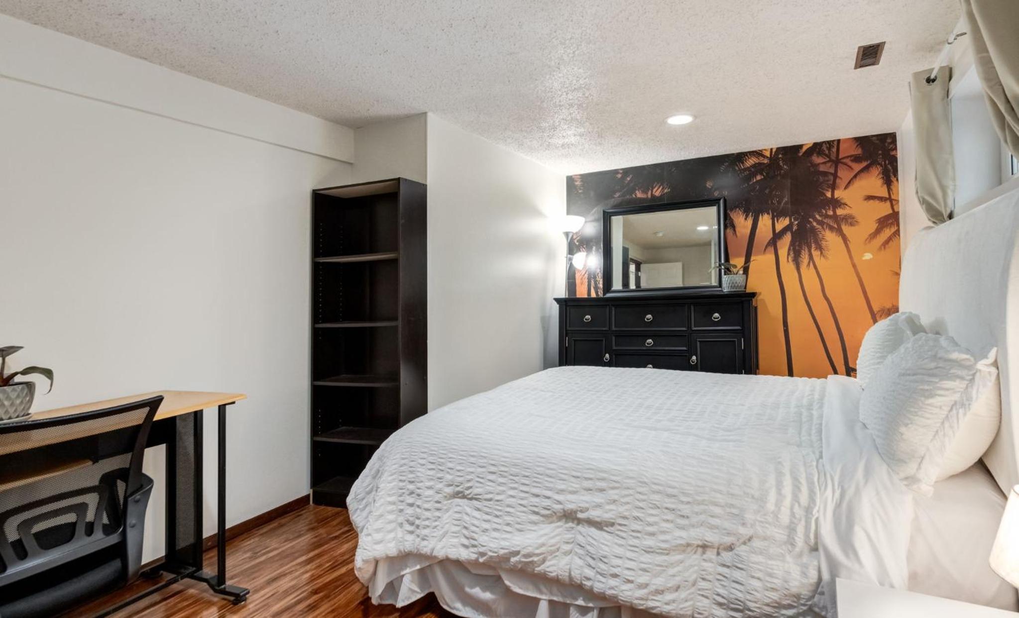Cozy 2BR Walkout Suite Near YYC Free Parking