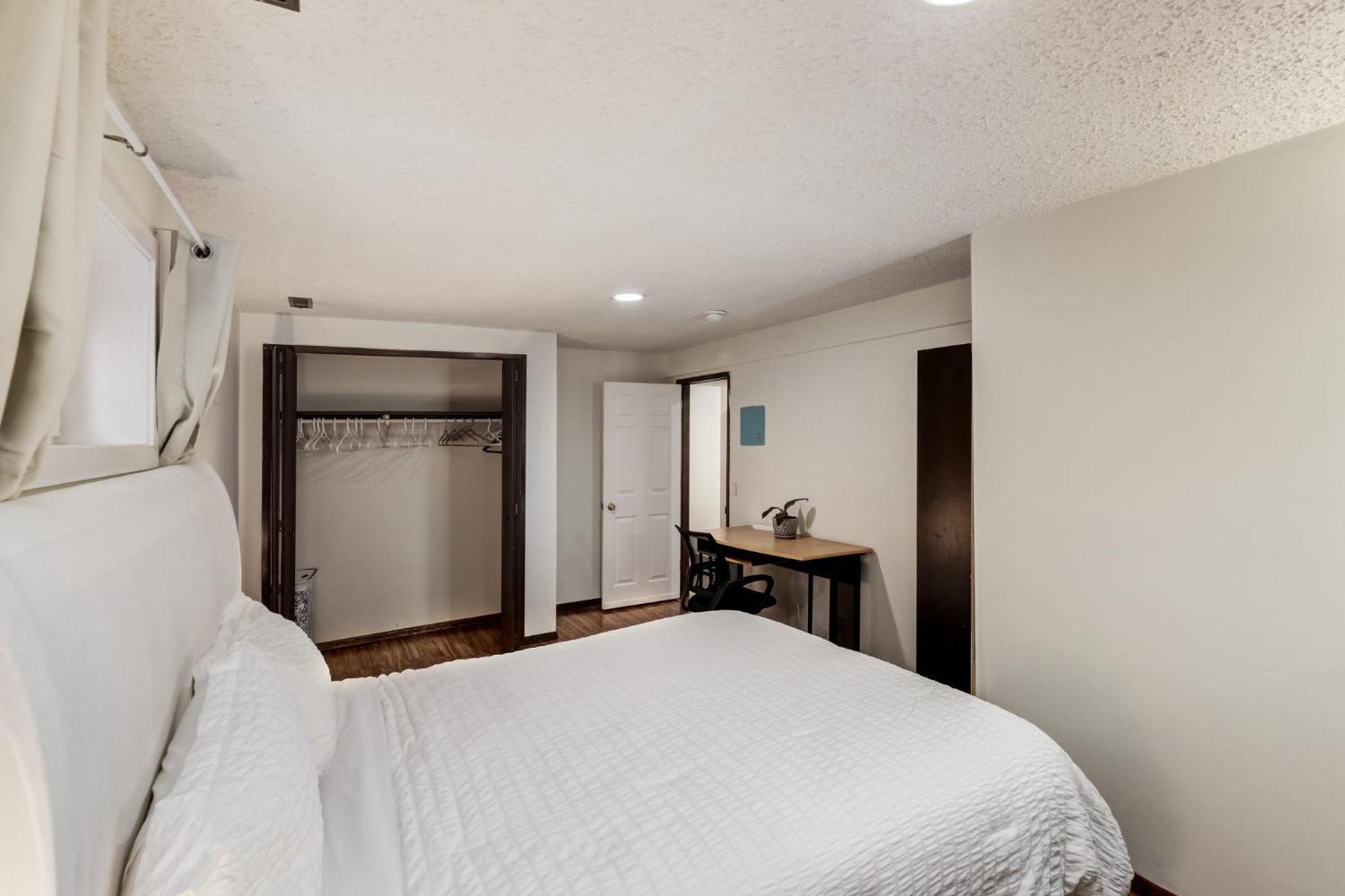 Cozy 2BR Walkout Suite Near YYC Free Parking