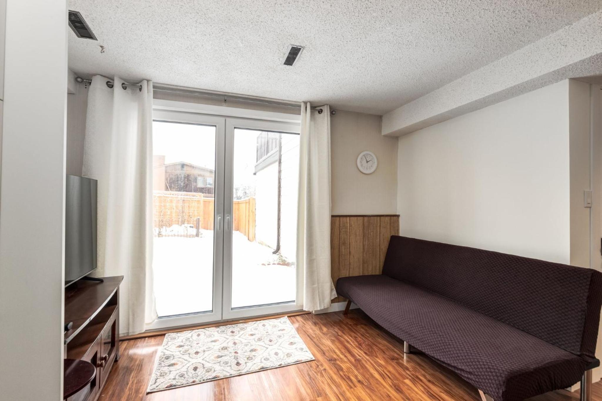 Cozy 2BR Walkout Suite Near YYC Free Parking