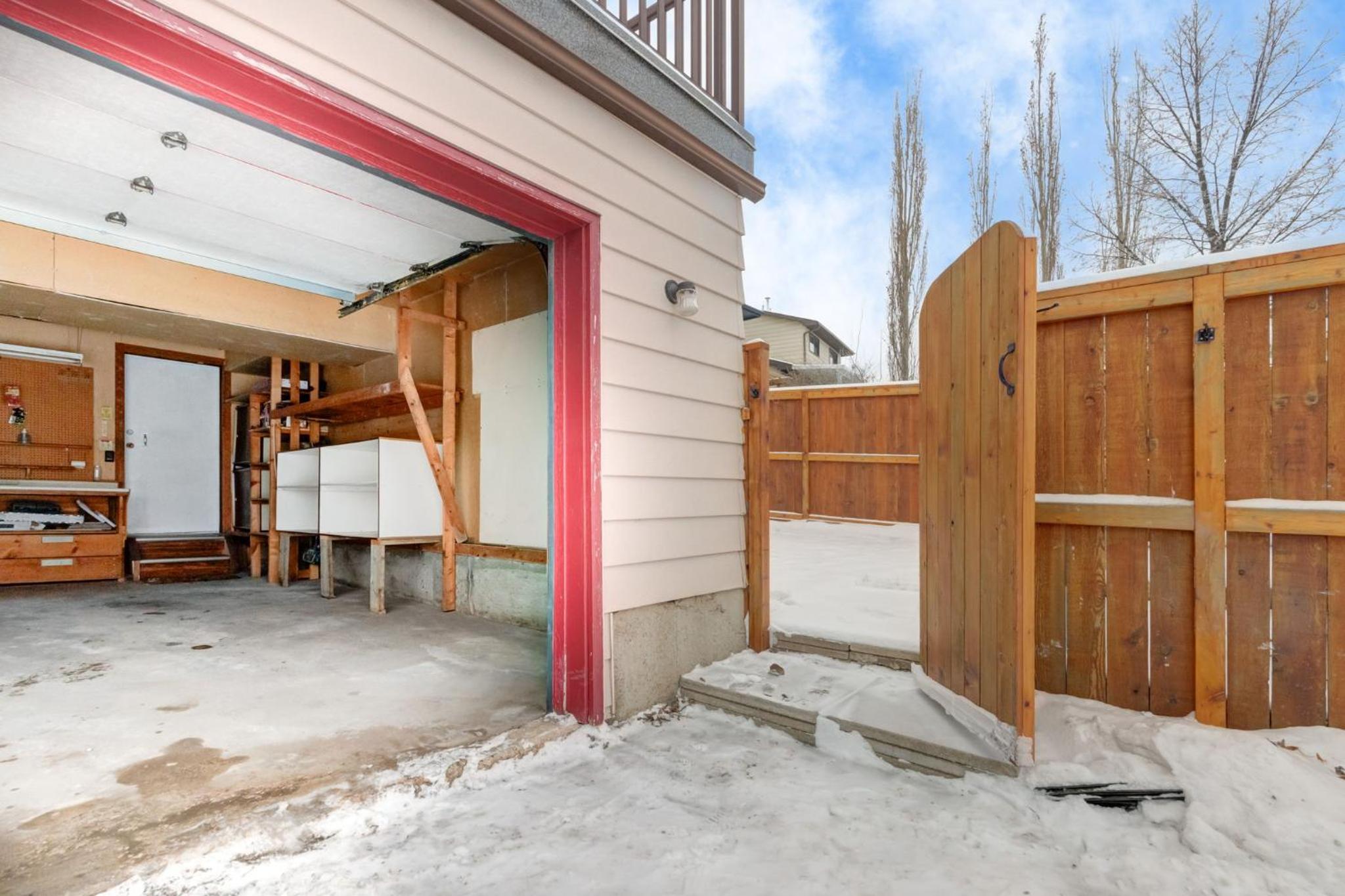 Cozy 2BR Walkout Suite Near YYC Free Parking