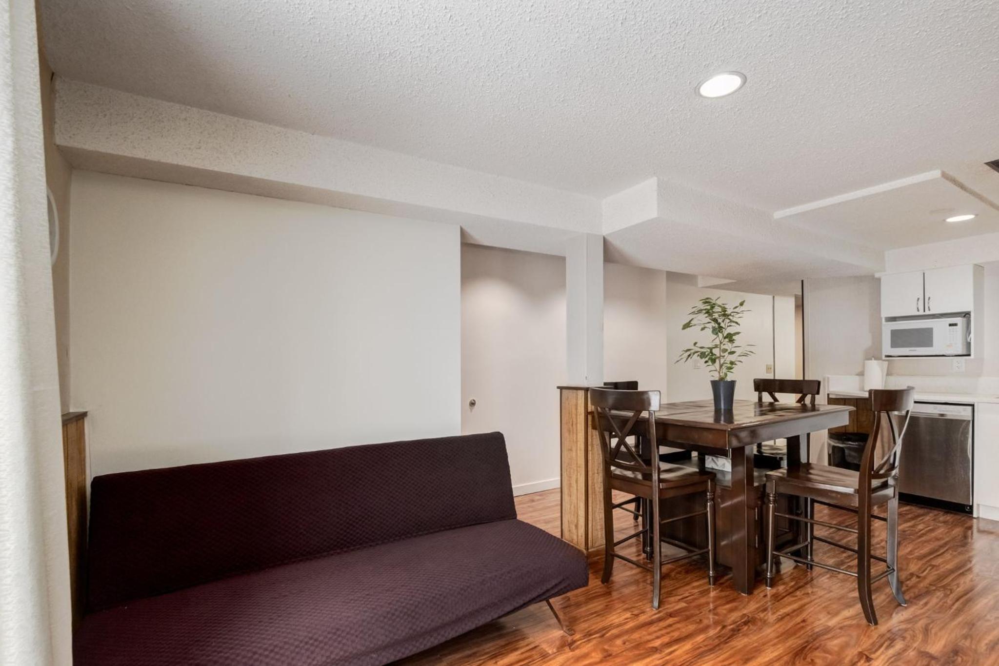 Cozy 2BR Walkout Suite Near YYC Free Parking