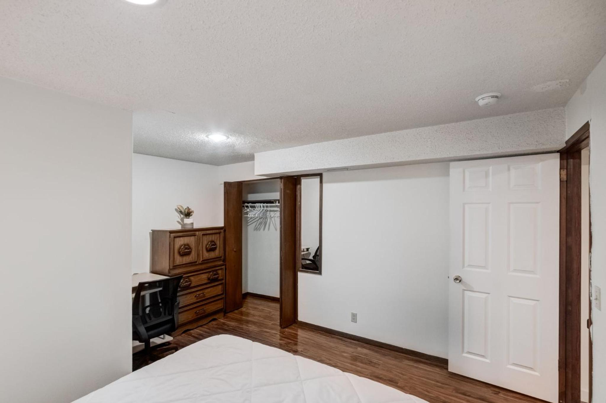 Cozy 2BR Walkout Suite Near YYC Free Parking