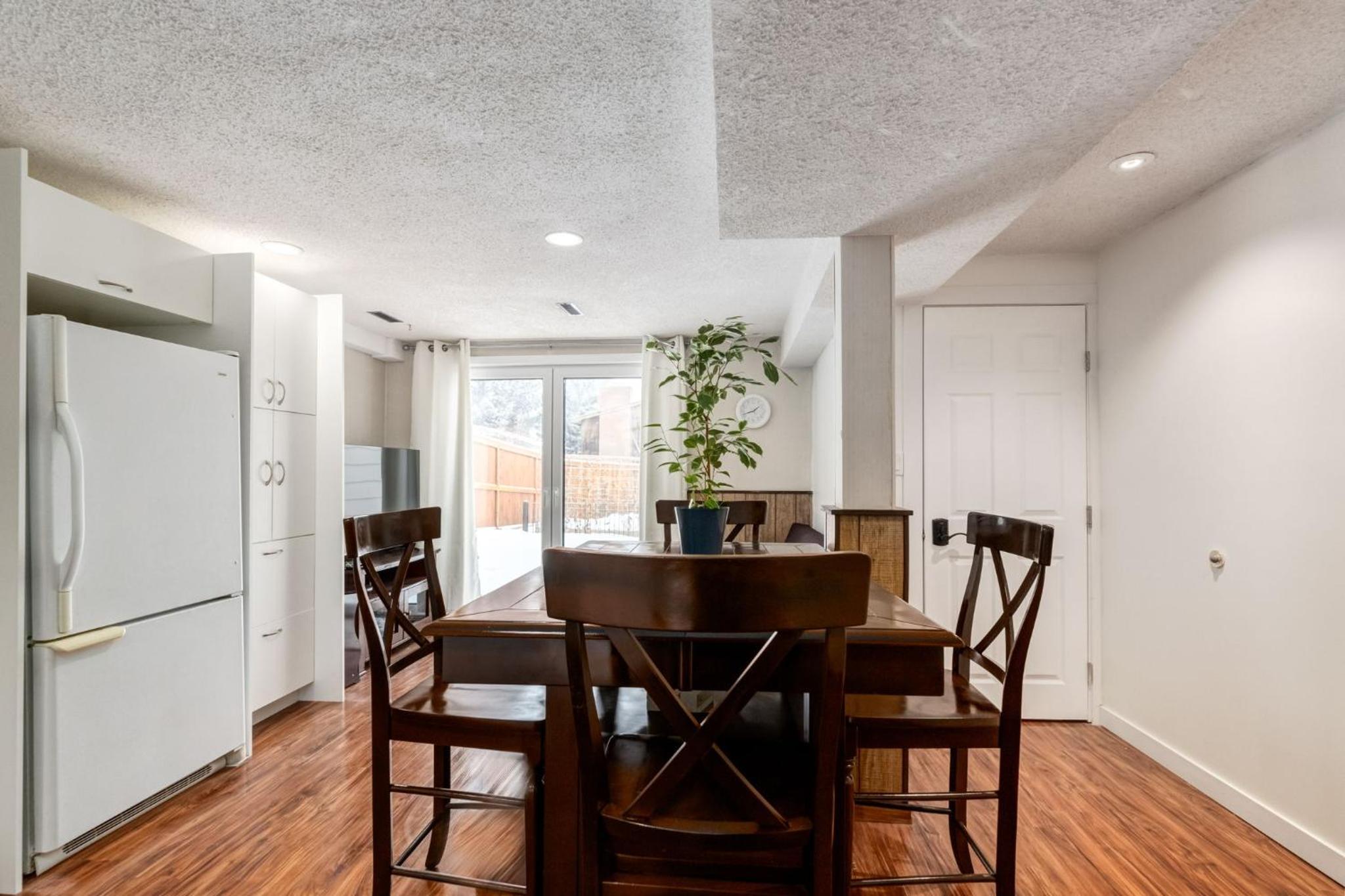 Cozy 2BR Walkout Suite Near YYC Free Parking