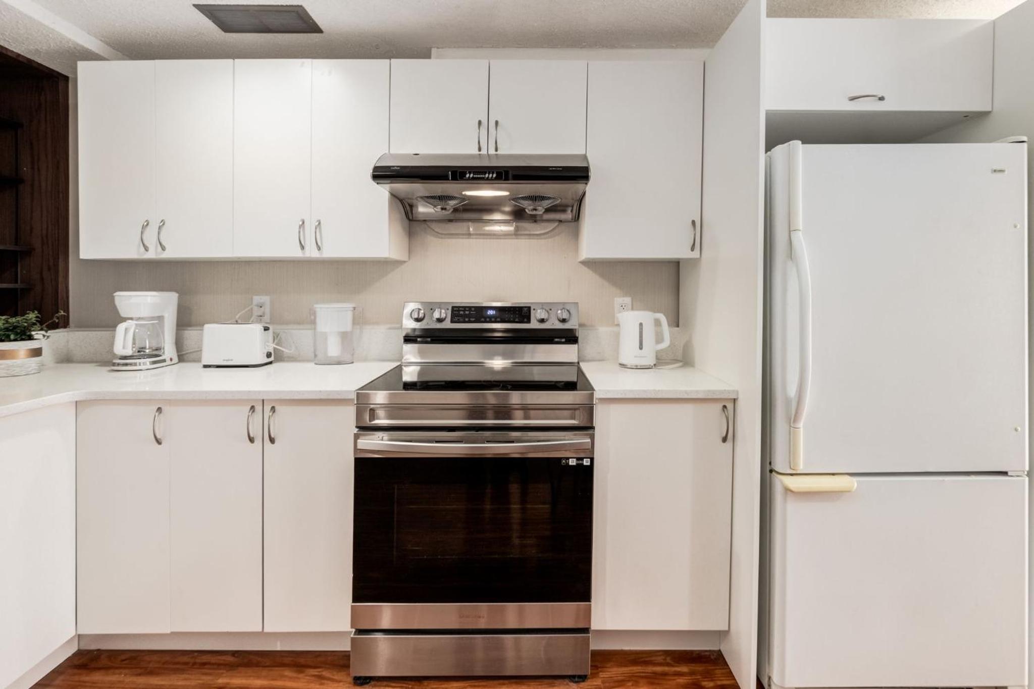 Cozy 2BR Walkout Suite Near YYC Free Parking