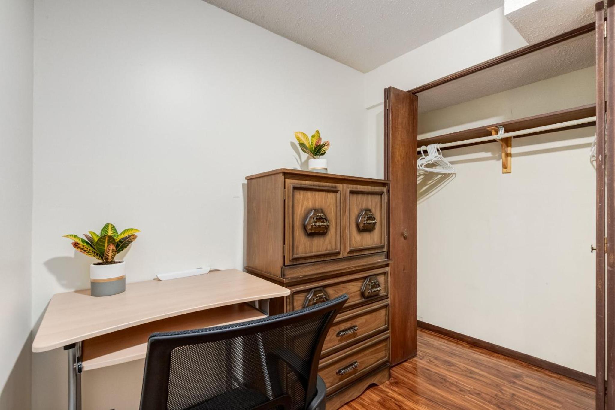 Cozy 2BR Walkout Suite Near YYC Free Parking