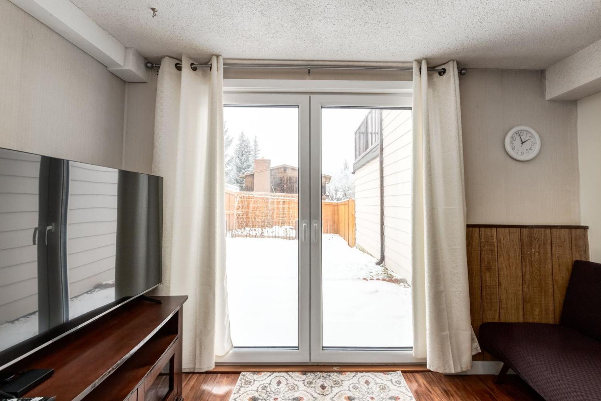 Cozy 2BR Walkout Suite Near YYC Free Parking