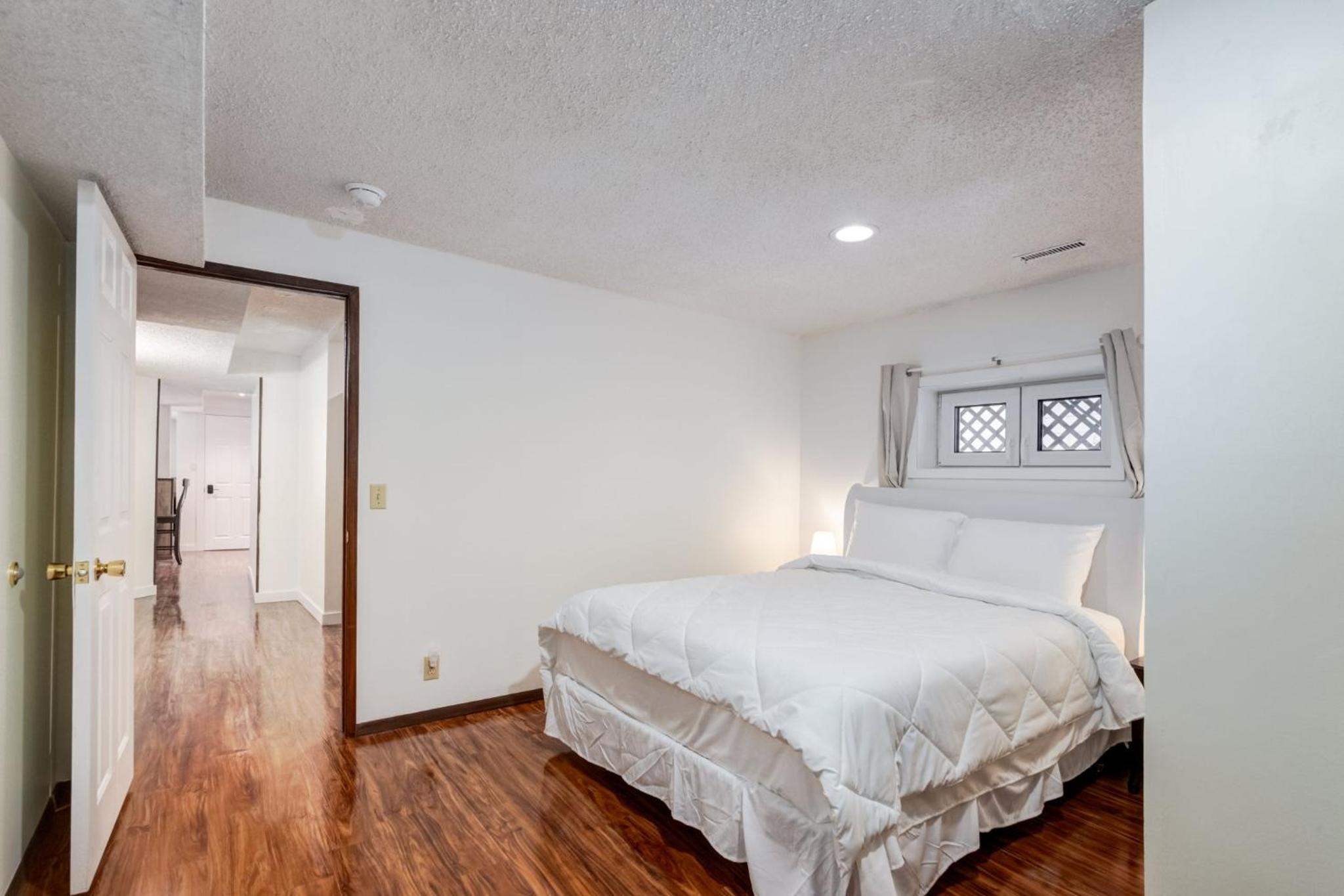 Cozy 2BR Walkout Suite Near YYC Free Parking