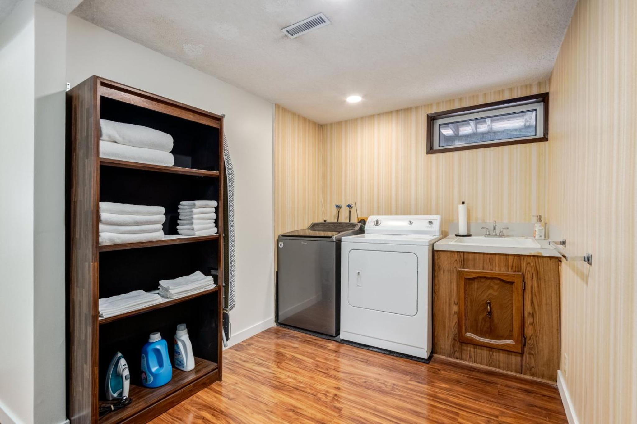 Cozy 2BR Walkout Suite Near YYC Free Parking
