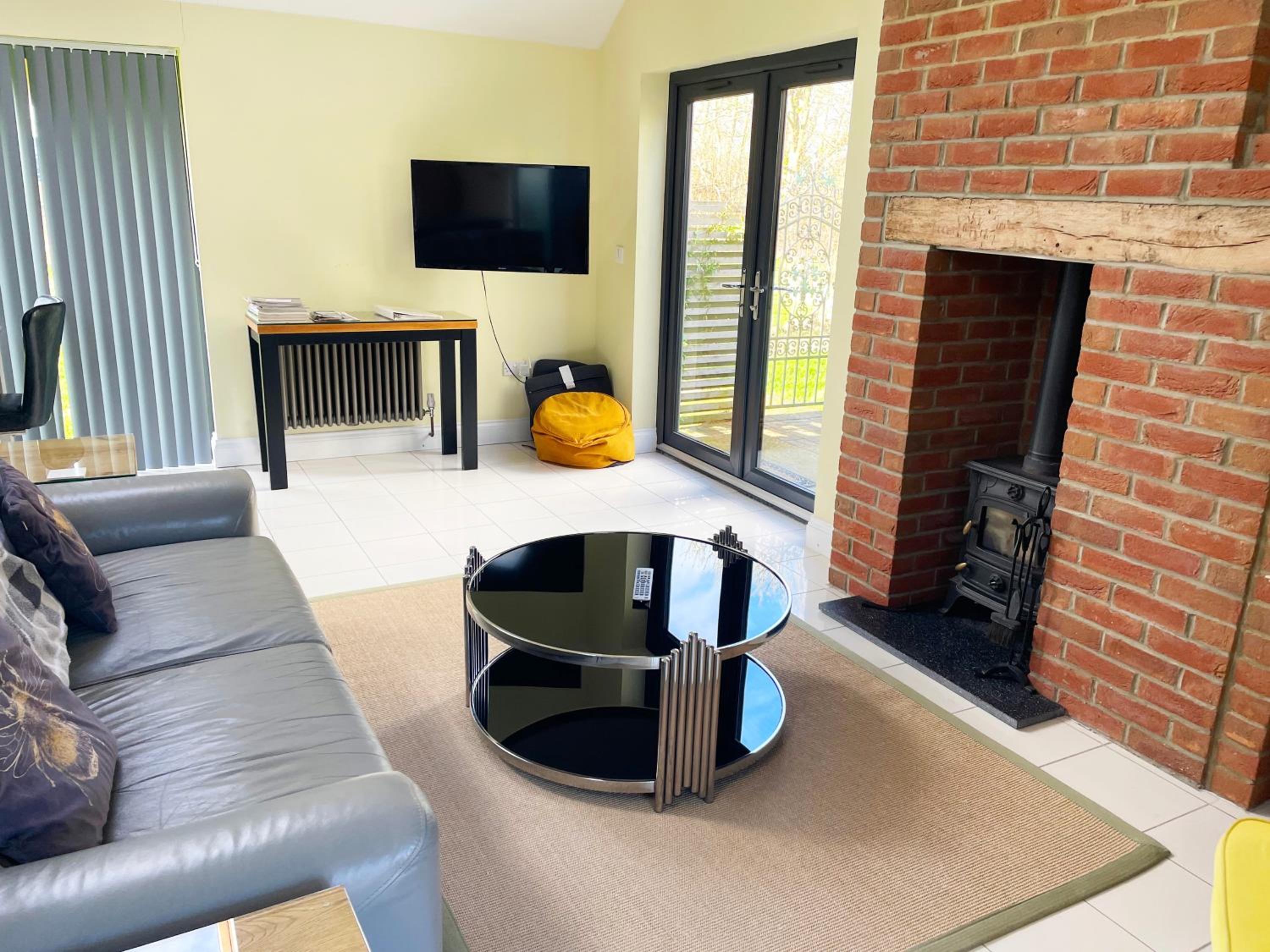 Romantic cottage for 2 with hot tub view 4