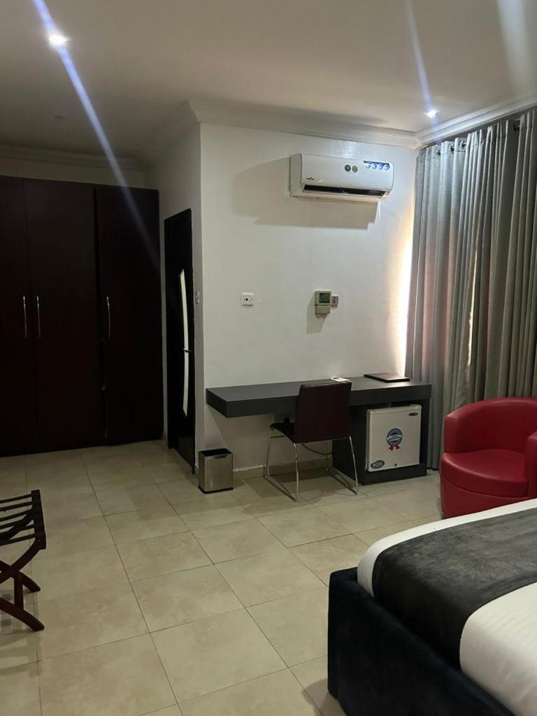MC Paradise Victoria Island view 4