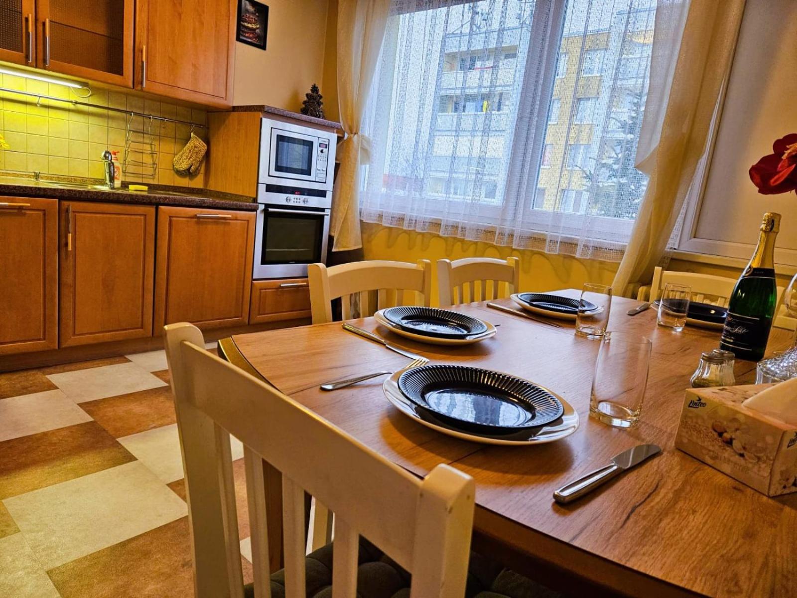 Best Place for Families and Couples, 10mins to Centre, Free parking, Quiet location, New Furniture, Balcony