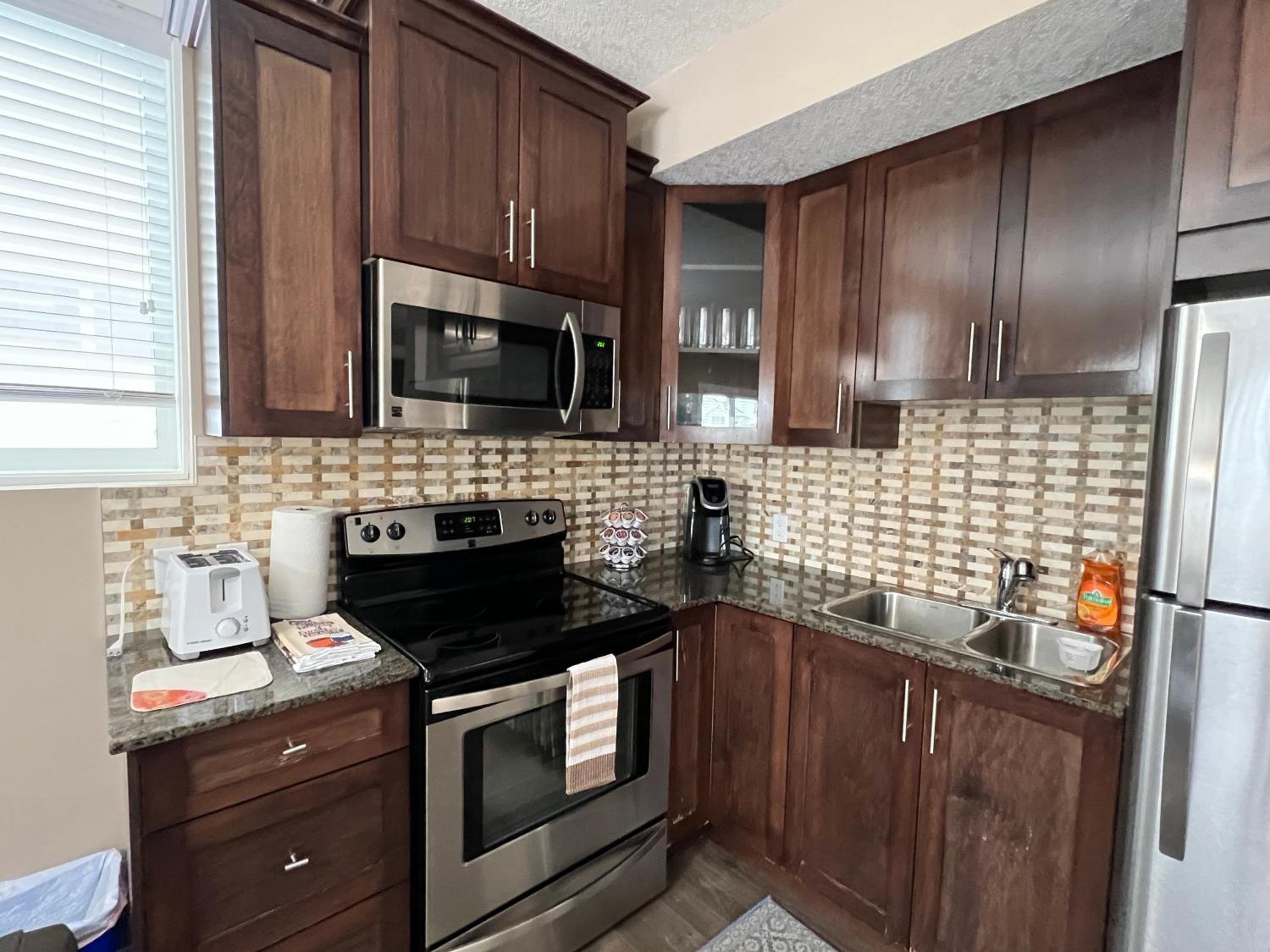 Spacious Private Walkout Entire Suite Close to YYC, DT, Shops, Stampede & Mountains with many Amenities in Panorama Hills NW - 4 Can Sleep
