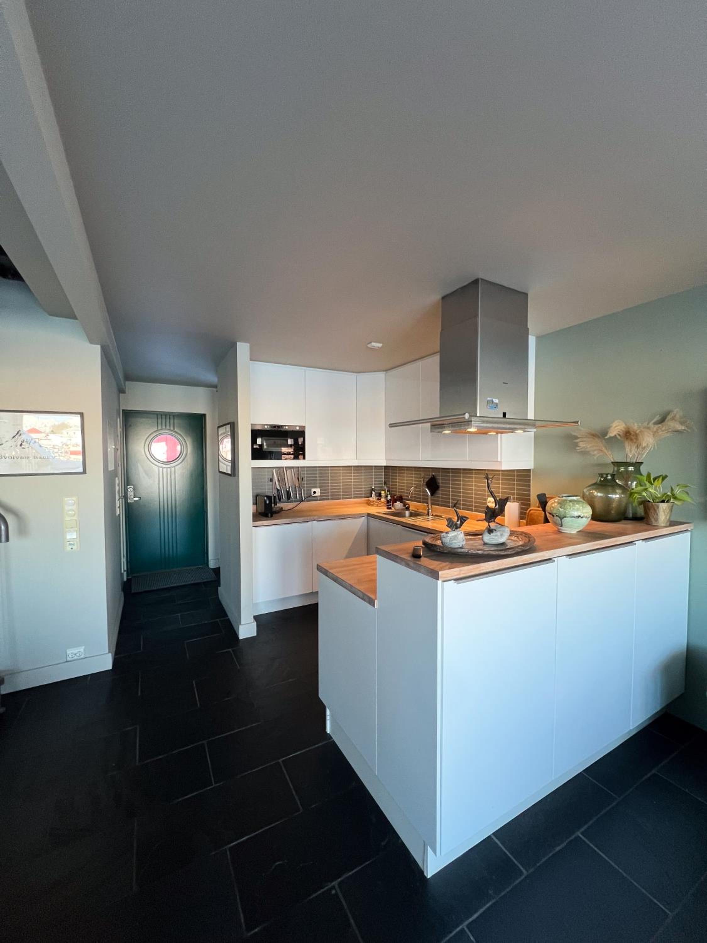 Charming waterfront cabin in Ballstad, Lofoten view 3