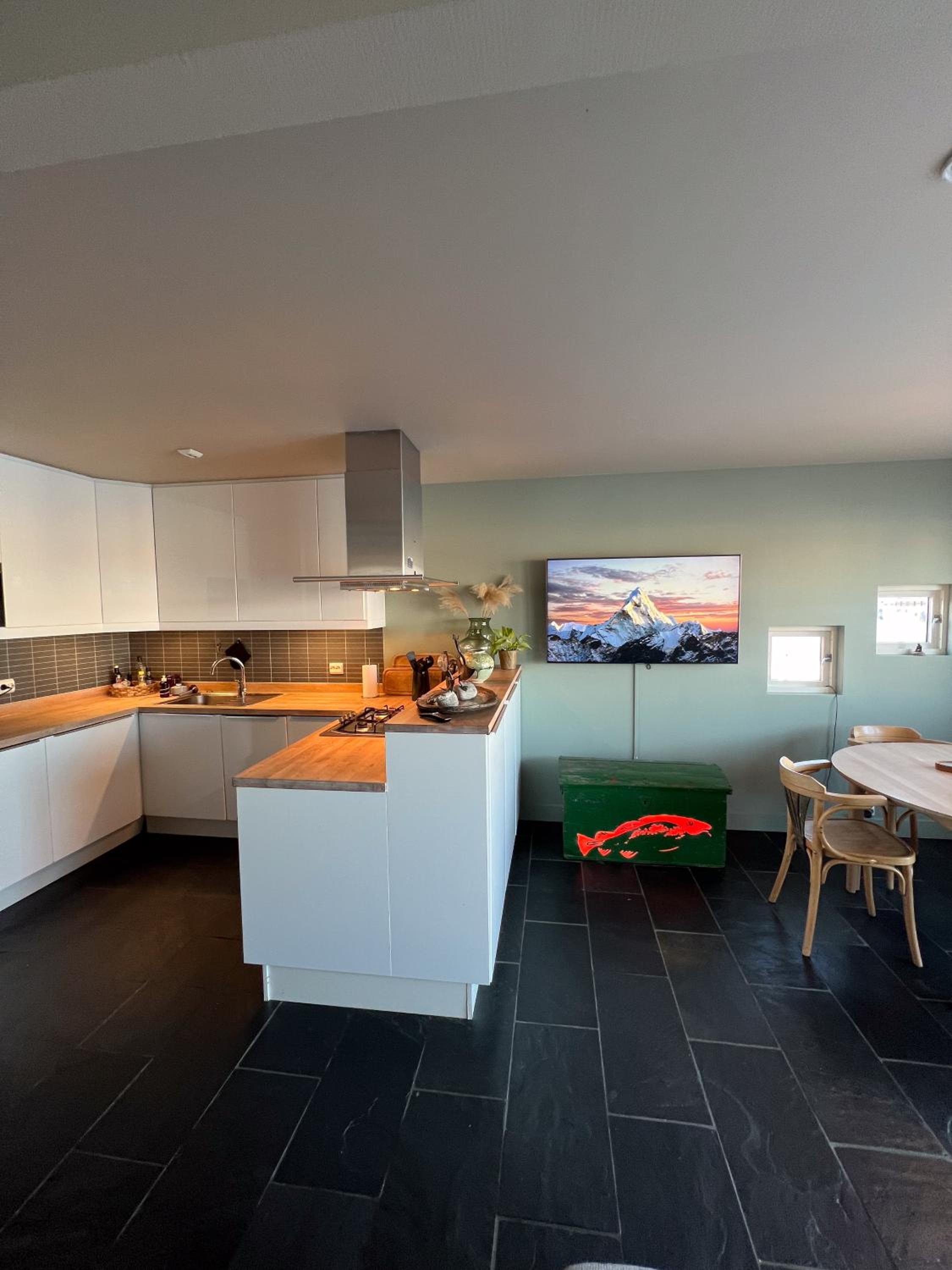 Charming waterfront cabin in Ballstad, Lofoten view 4