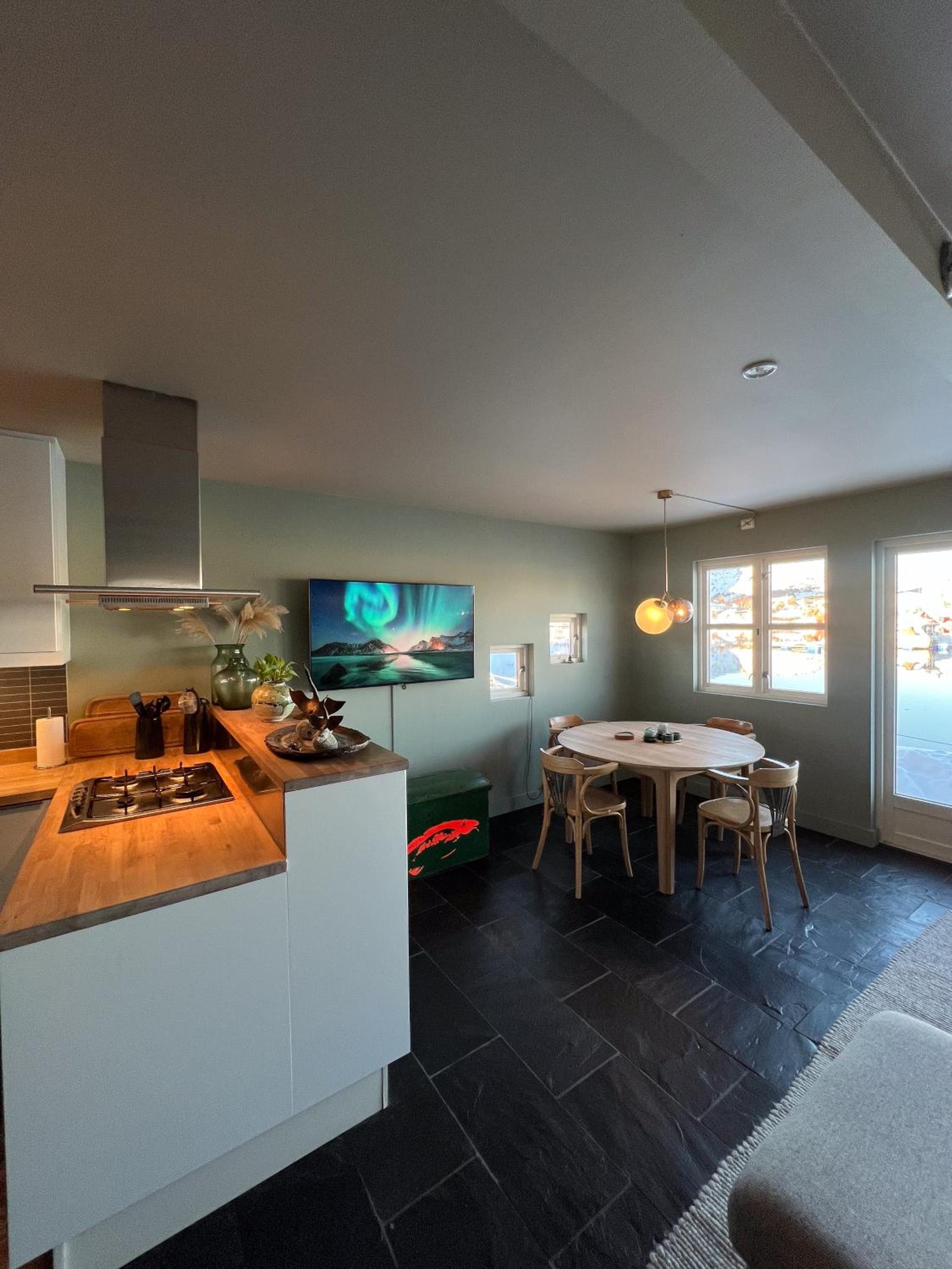 Charming waterfront cabin in Ballstad, Lofoten view 5