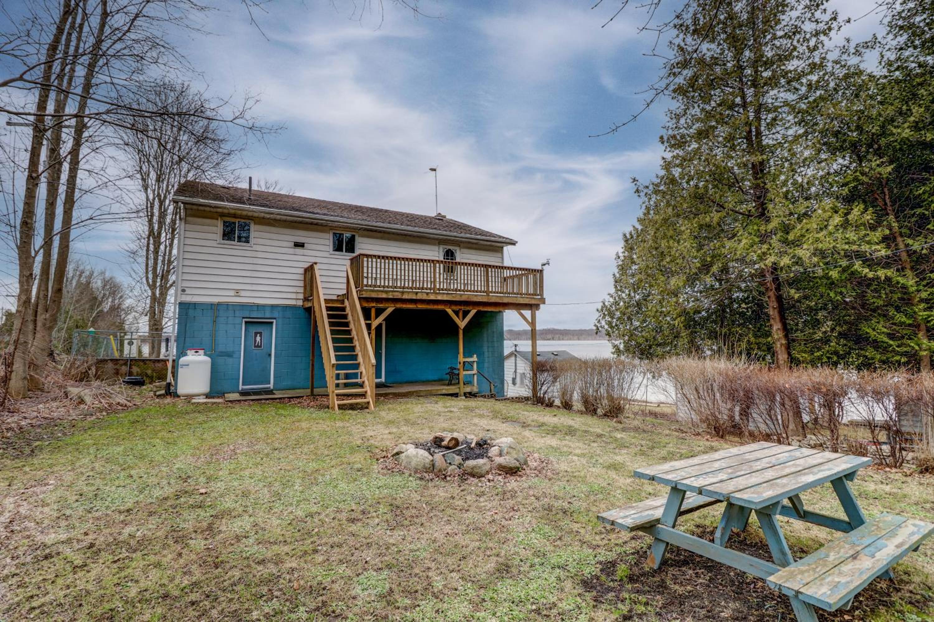 Lakehouse chalet on Sky Lake Ontario 5 bedrooms