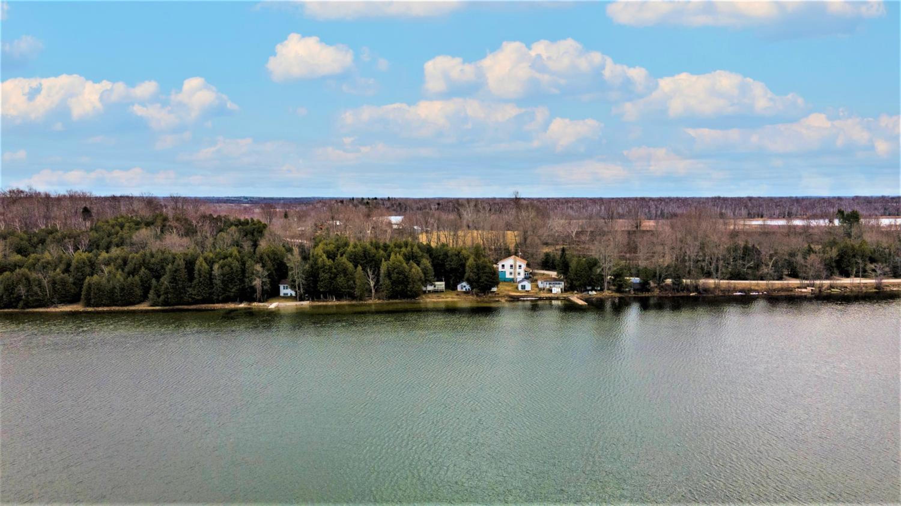 Lakehouse chalet on Sky Lake Ontario 5 bedrooms