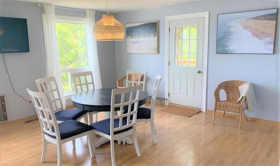 Lakehouse chalet on Sky Lake Ontario 5 bedrooms