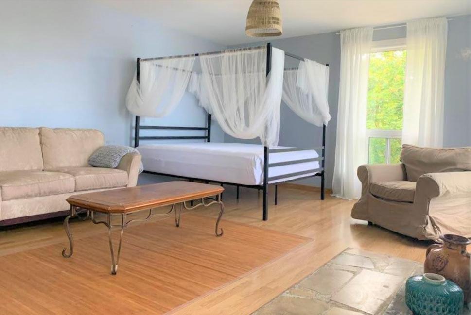 Lakehouse chalet on Sky Lake Ontario 5 bedrooms
