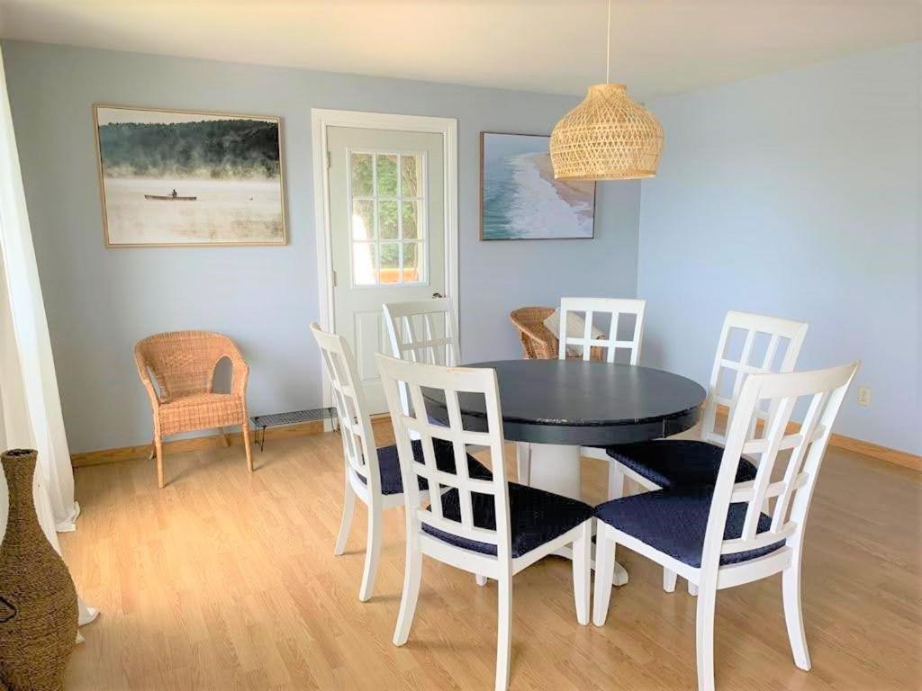 Lakehouse chalet on Sky Lake Ontario 5 bedrooms