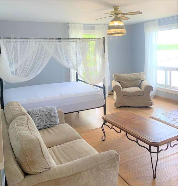 Lakehouse chalet on Sky Lake Ontario 5 bedrooms