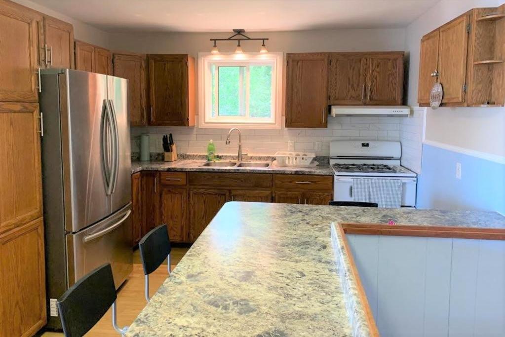 Lakehouse chalet on Sky Lake Ontario 5 bedrooms