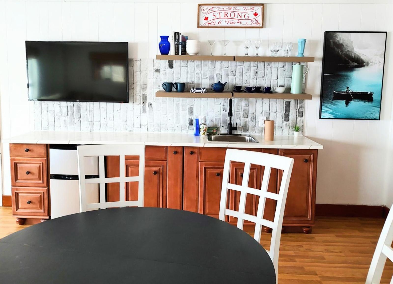 Lakehouse chalet on Sky Lake Ontario 5 bedrooms
