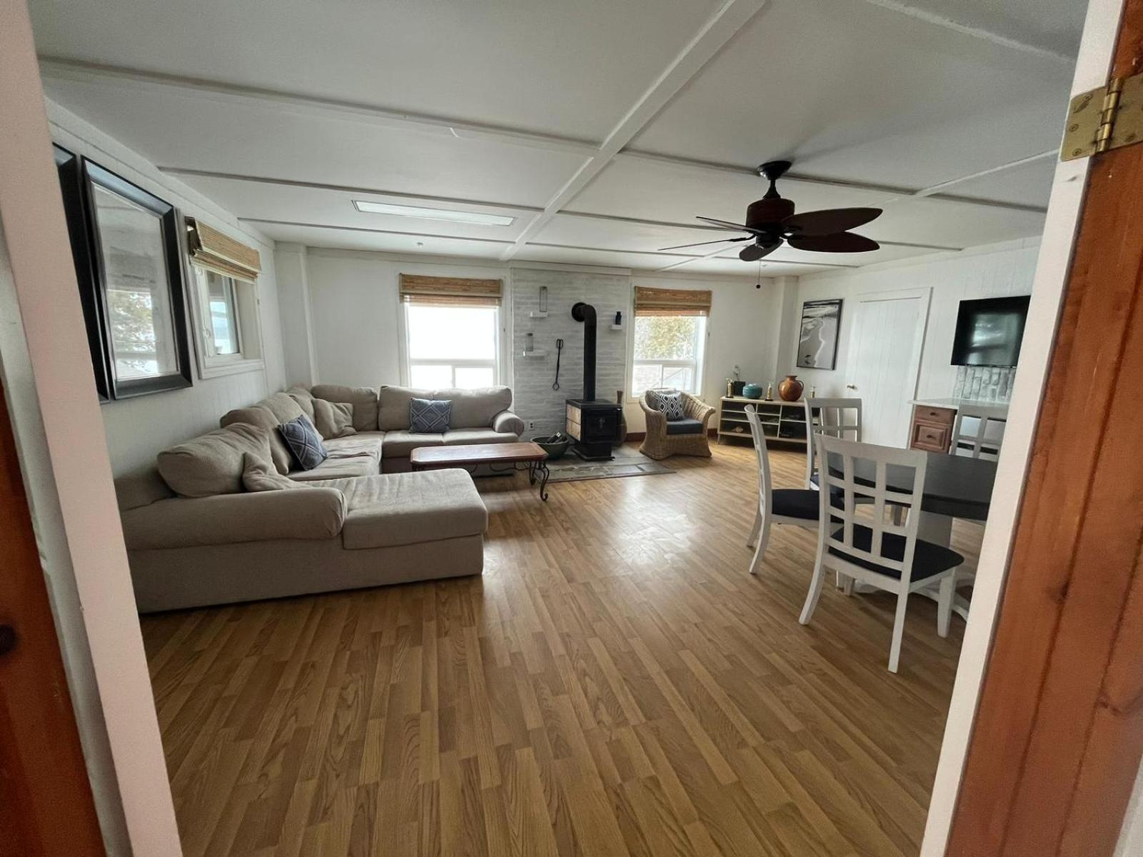 Lakehouse chalet on Sky Lake Ontario 5 bedrooms