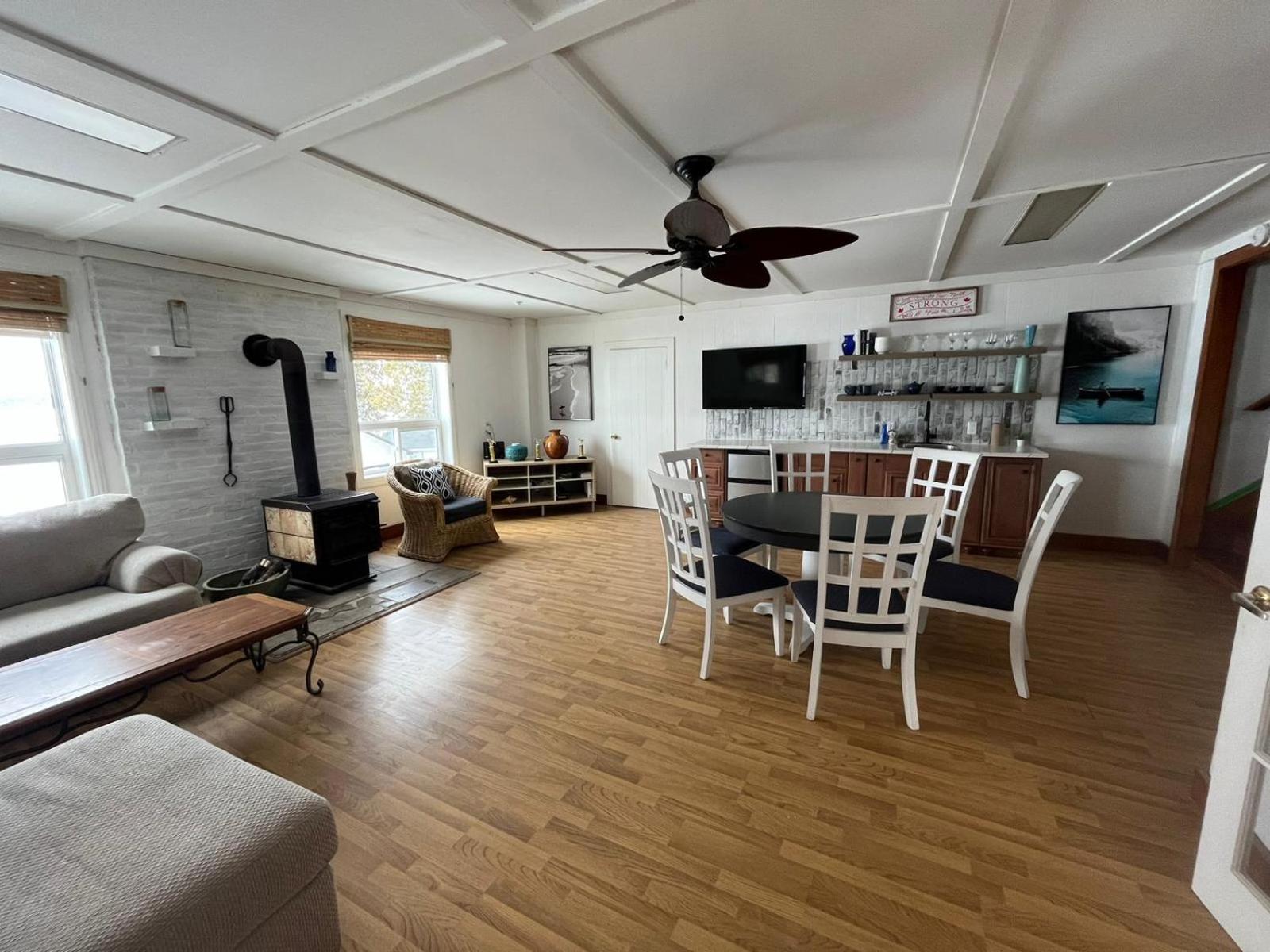 Lakehouse chalet on Sky Lake Ontario 5 bedrooms