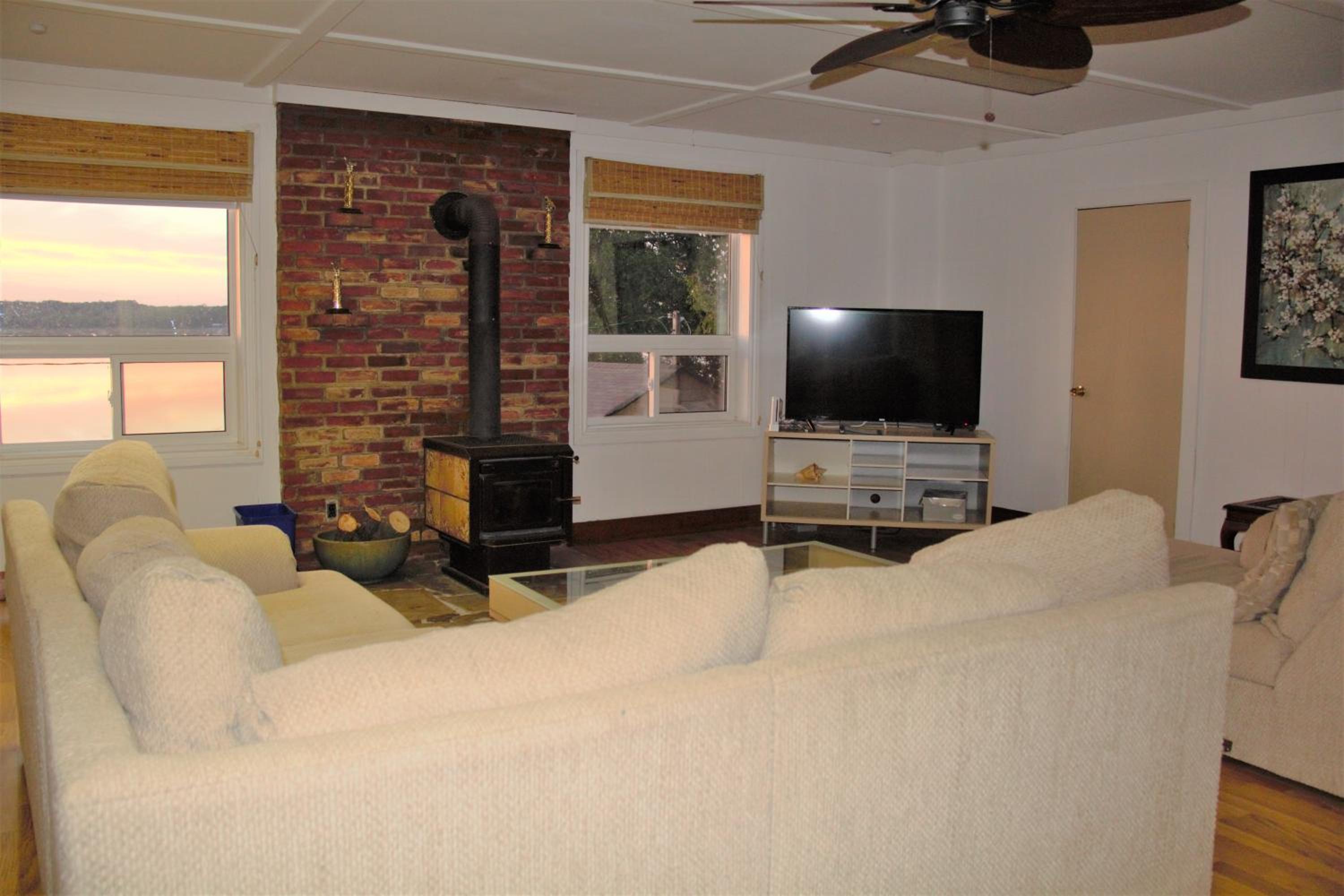 Lakehouse chalet on Sky Lake Ontario 5 bedrooms