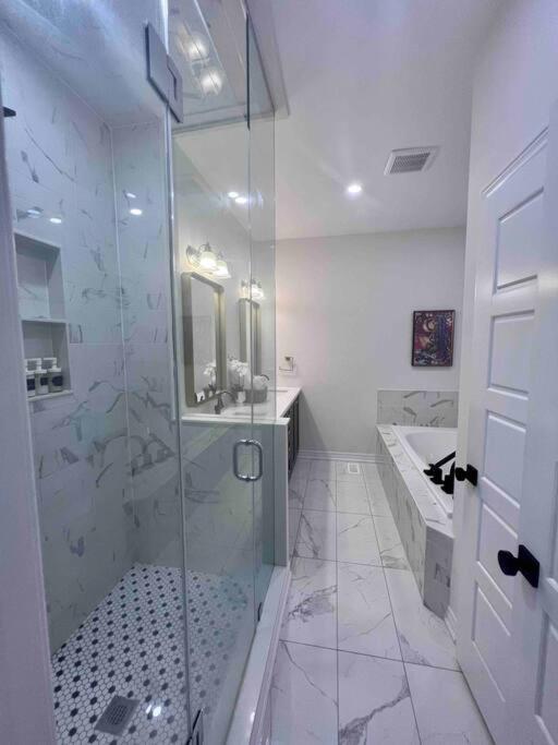 Luxury Oakville Home, Hot Tub, Fireplace, New Home - Property Image 49