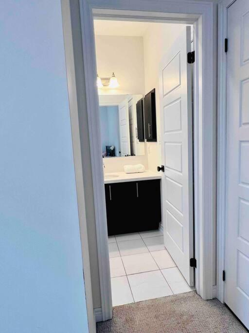 Luxury Oakville Home, Hot Tub, Fireplace, New Home - Property Image 3