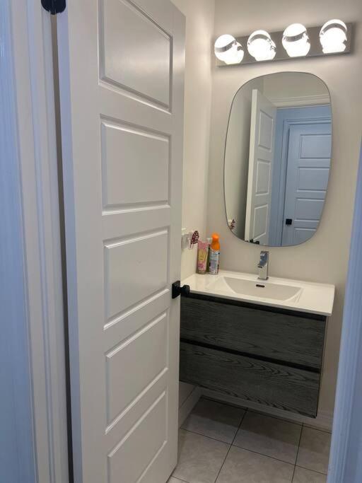 Luxury Oakville Home, Hot Tub, Fireplace, New Home - Property Image 38