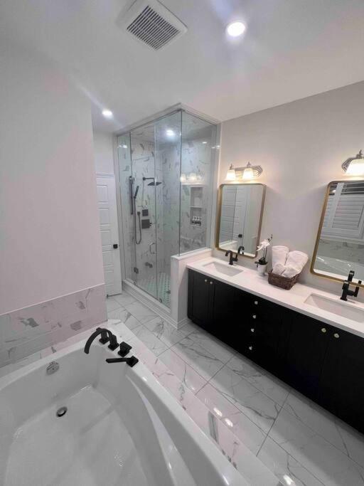 Luxury Oakville Home, Hot Tub, Fireplace, New Home - Property Image 48