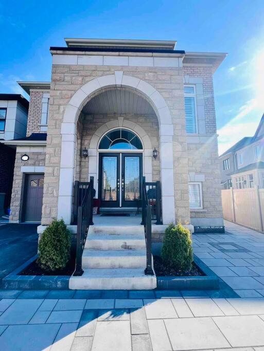 Luxury Oakville Home, Hot Tub, Fireplace, New Home - Property Image 19