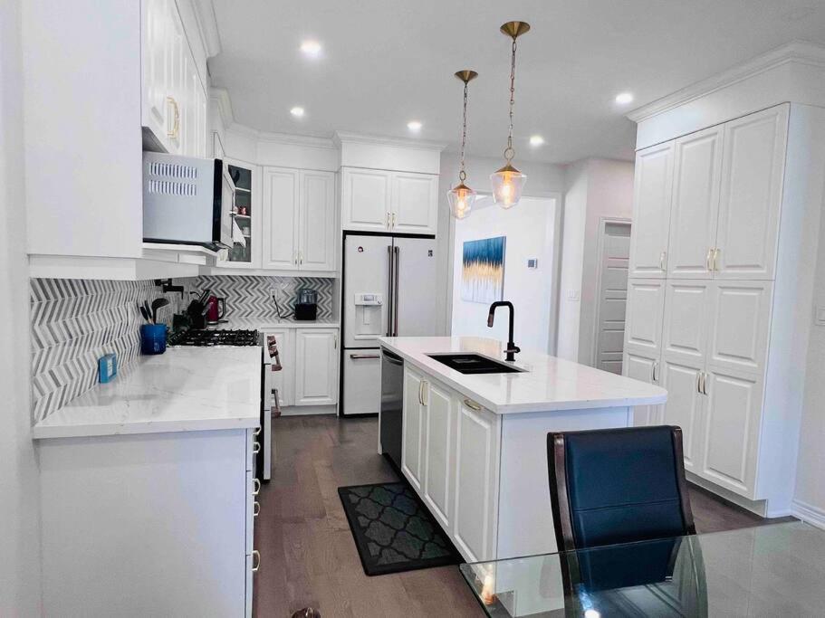 Luxury Oakville Home, Hot Tub, Fireplace, New Home - Property Image 37