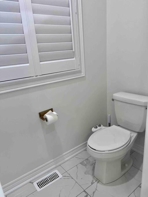 Luxury Oakville Home, Hot Tub, Fireplace, New Home - Property Image 53