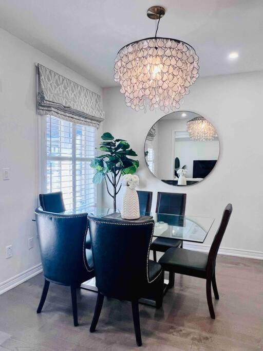 Luxury Oakville Home, Hot Tub, Fireplace, New Home - Property Image 35