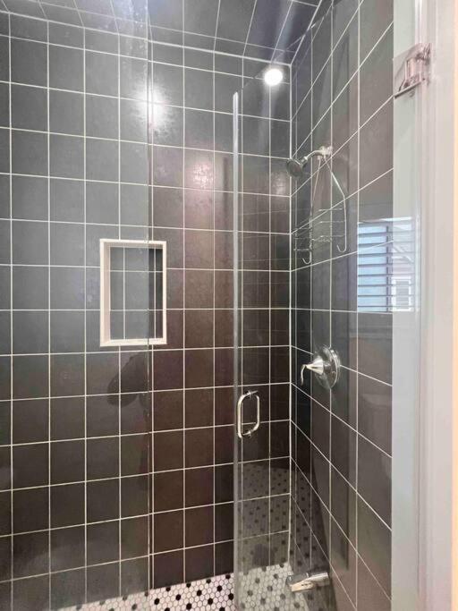 Luxury Oakville Home, Hot Tub, Fireplace, New Home - Property Image 6