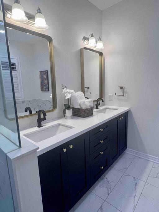 Luxury Oakville Home, Hot Tub, Fireplace, New Home - Property Image 52