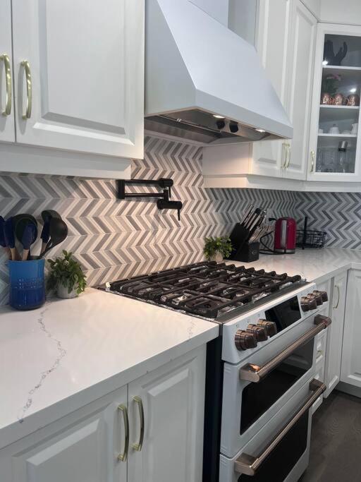 Luxury Oakville Home, Hot Tub, Fireplace, New Home - Property Image 36