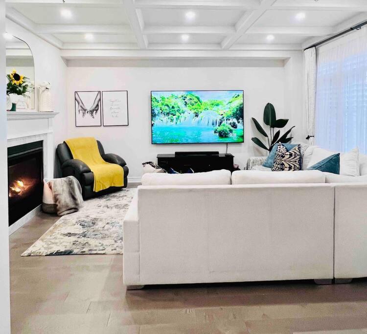 Luxury Oakville Home, Hot Tub, Fireplace, New Home - Property Image 32