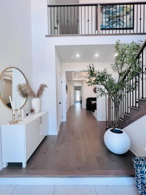 Luxury Oakville Home, Hot Tub, Fireplace, New Home - Property Image 14