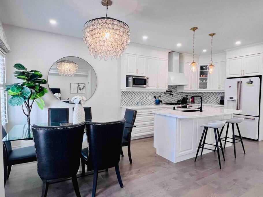 Luxury Oakville Home, Hot Tub, Fireplace, New Home - Property Image 34