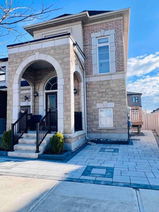 Luxury Oakville Home, Hot Tub, Fireplace, New Home - Property Image 20