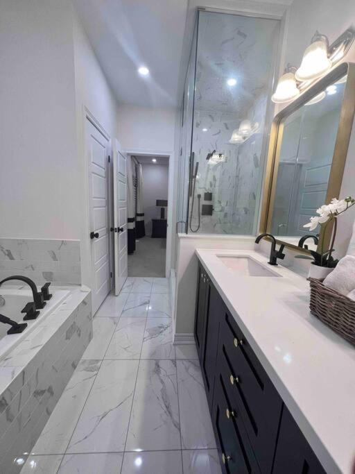 Luxury Oakville Home, Hot Tub, Fireplace, New Home - Property Image 51