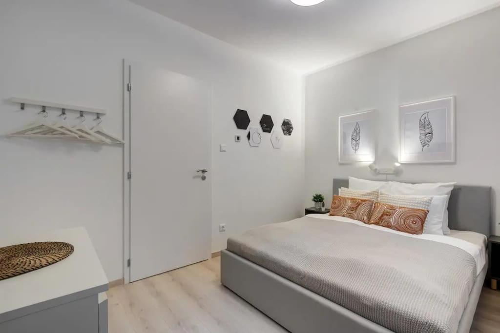 Terrace Vista-Modern 2BR Retreat