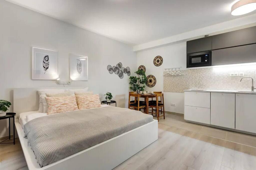 Terrace Vista-Modern 2BR Retreat