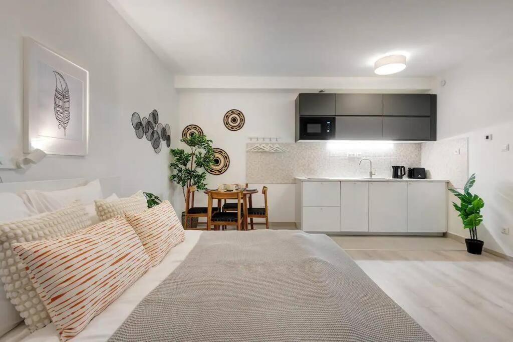 Terrace Vista-Modern 2BR Retreat
