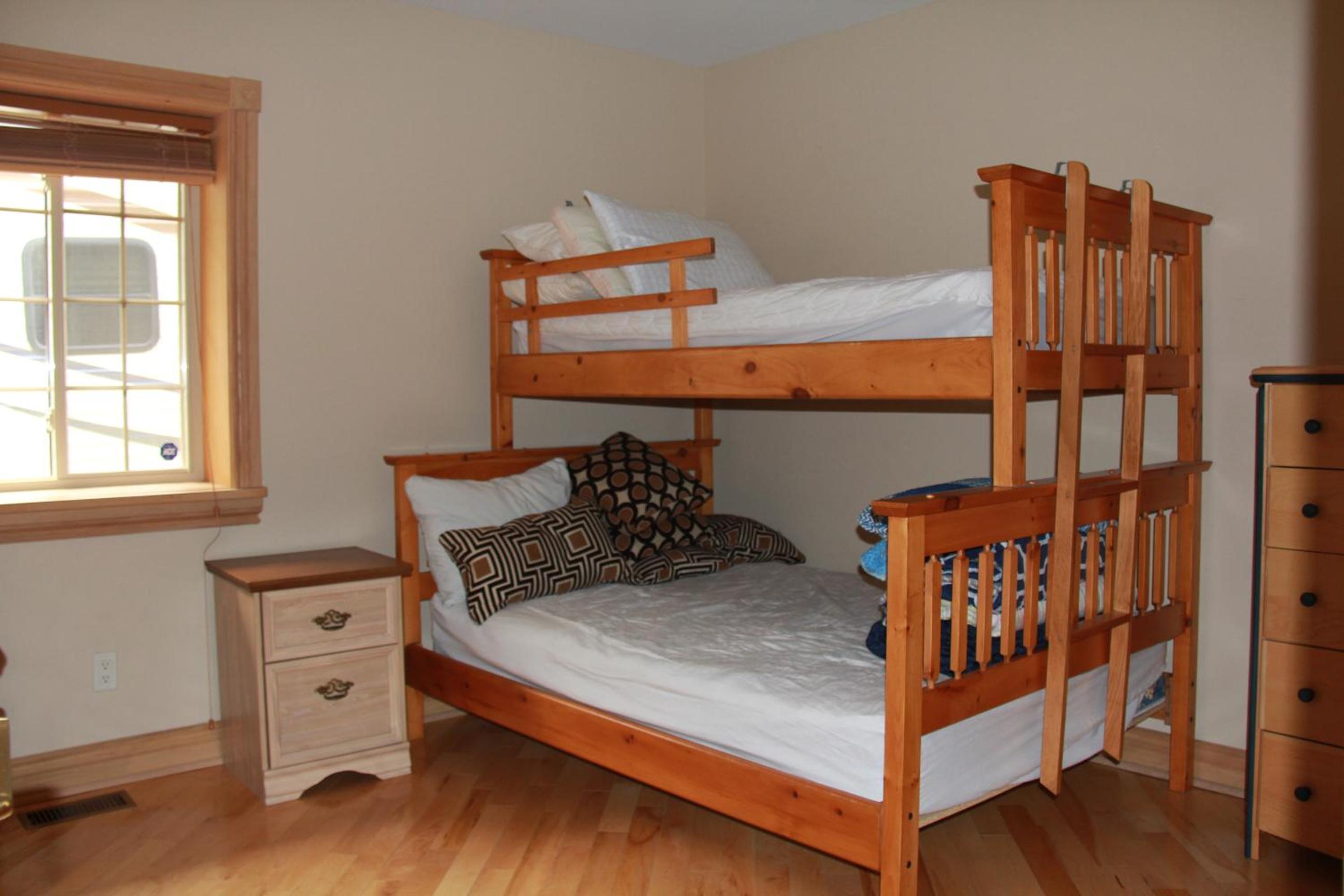 Ipperwash Bliss: Gated, Hear the wave, Sleep 7